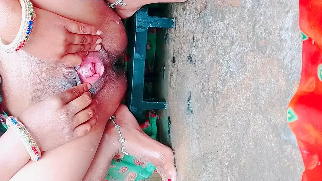 desi alone bhabhi saving very long hairy pussy and fingring niked bath leaked viral mms