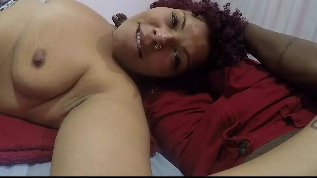 o corno do meu marido permitiu que eu chamasse um amigo pra foder e acabar de vez com meu tesao. enquanto ele assistia sua puta com outro na cama, me acariciava cheio de orgulho