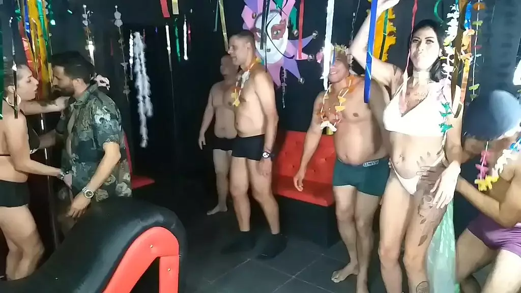 carnaval 2023 com muitas mulhers gostosas atriz julia fotanely e outras gostosas e muitos atores