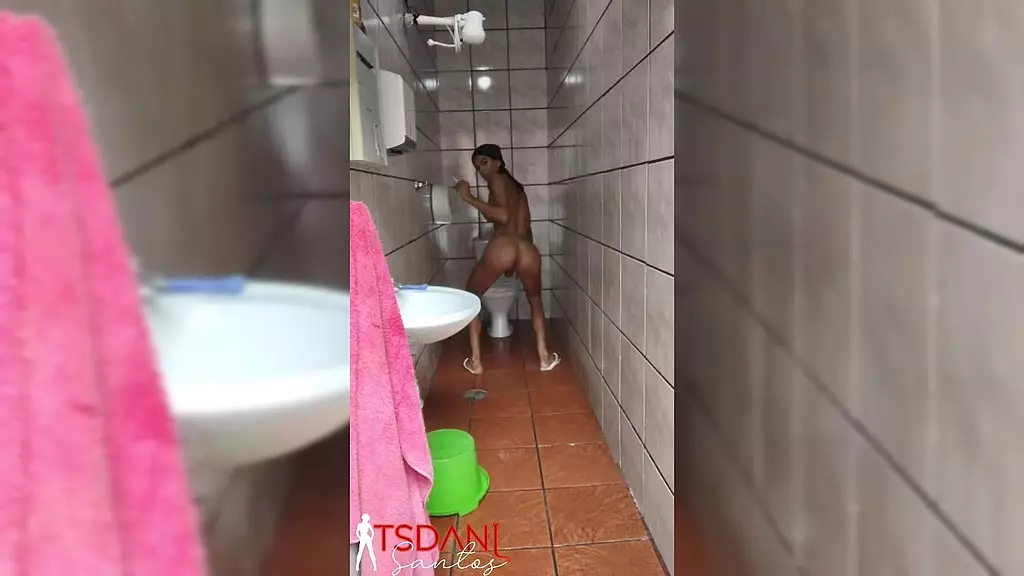 daniela santos fazendo a primeira chuca no banheiro ?