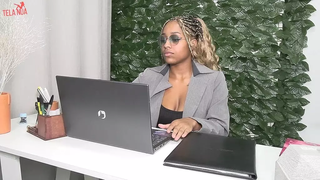 vicky a secretaria trabalhando sem calcinha seduzindo o office boy