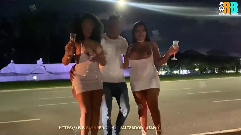 Bahian director in São Paulo, bitching and fun in the limousine going to the swing house. with couples showing off submissive sluts, hotwifes and friends. amateur orgy with brazilians