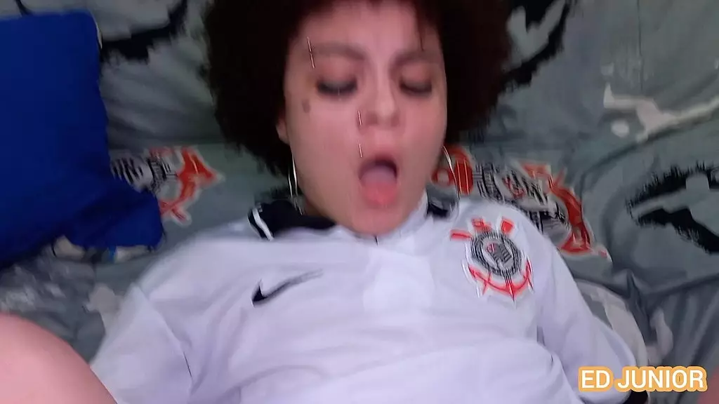 ed junior chama uma novinha tocedora do corinthians para assistir ao jogo mas ela queria era fuder sem camisinha