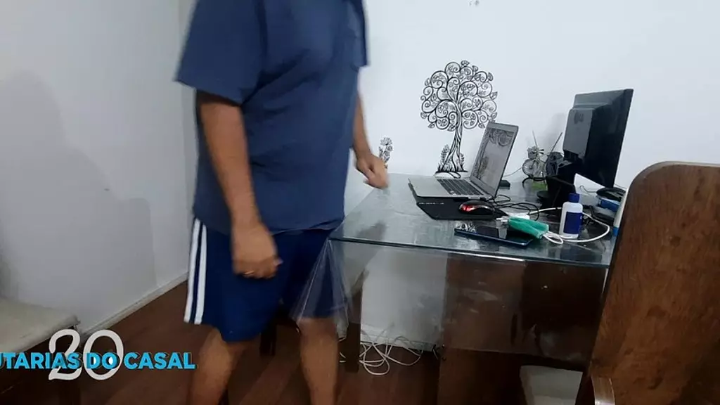 coroa safada chama tecnico de notebook enquanto corno do marido sai para trabalhar. parte 1