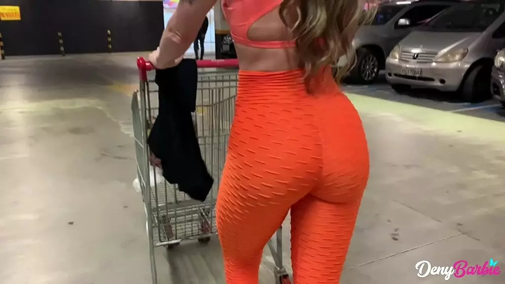 hot milf releasing her ass for the personal after the gym! - www.denybarbie.com.br