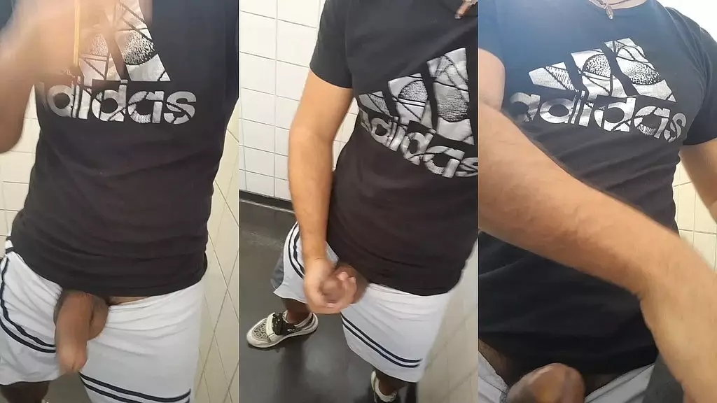 coroa gozou bem rapido com minha pica no rabo no banheiro da estacao de metro